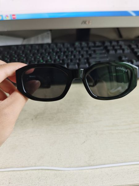 

2022 new square frame sunglasses designer glasses both men and women should wholesale sunshade mirror, White;black