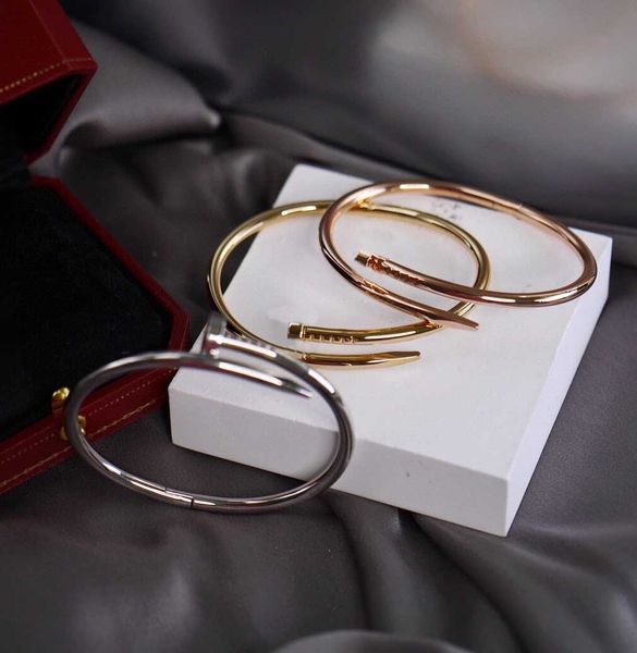 Pulseira de charme de qualidade de luxo V em ouro grosso pulseira feminina punk em três cores banhado para presente de joias de casamento tem carimbo de bolsa veludo PS4796