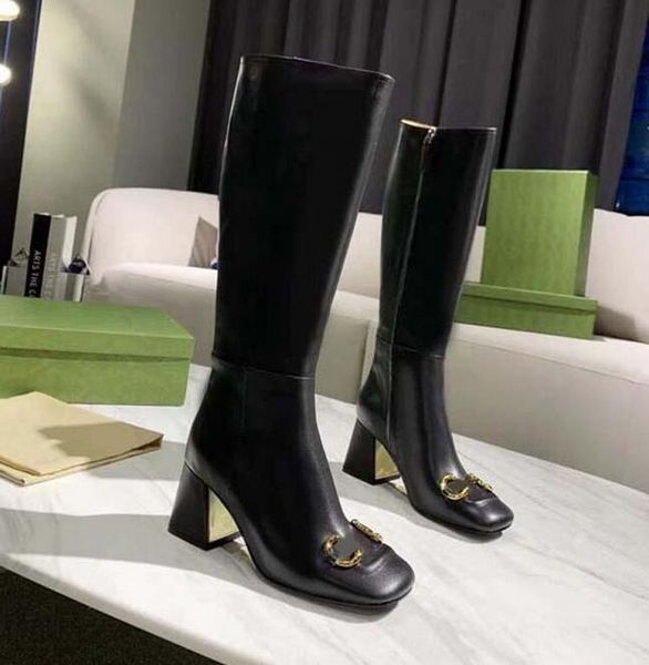 Luxury Brand Boots feminino zíper de fivela dourada de salto alto bordado bordado preto e branco couro de pele de pele casa ao ar livre lazer de inverno martin botas