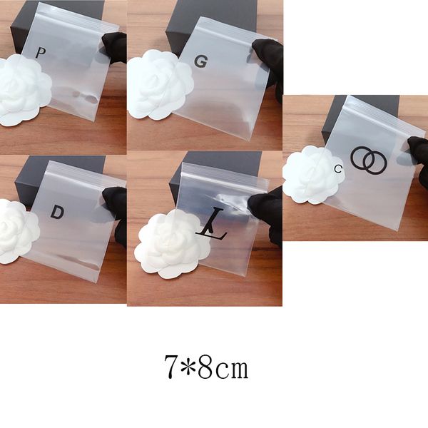 Saco de joias de letras pretas de 7*8 cm Design especial letras de embalagens de joias Sacos de exibição para presente Preço de atacado