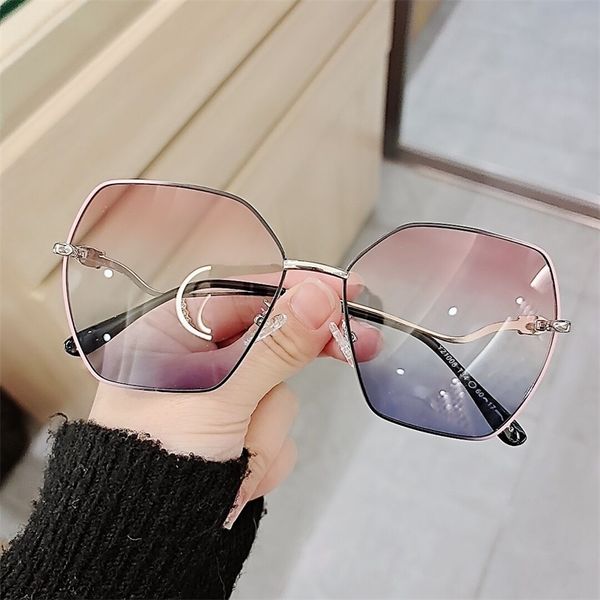 

new fashion metal baking paint large frame polarized sunglasses women's personalized curved foot diamond design street ssunglasses, White;black