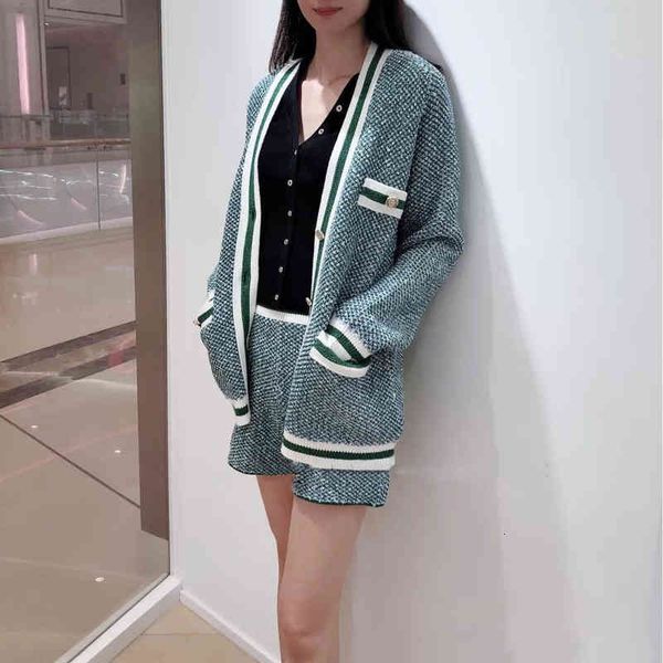 

two piece dress fadan  family's autumn and winter small fragrance celebrity contrast color v-neck single breasted long sleeved cardiga, White