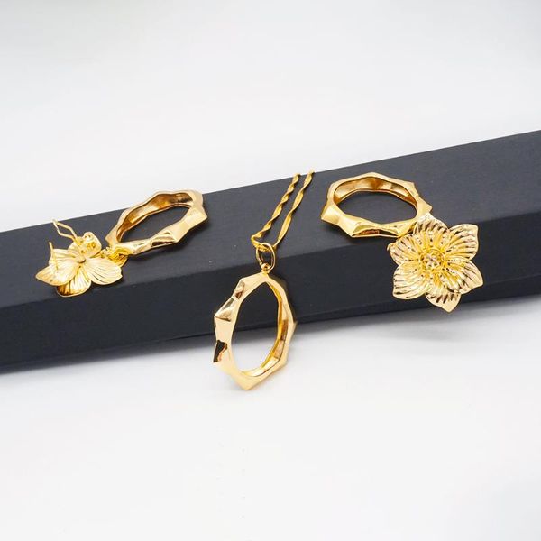 Colares de pendentes Brincos de flor e aros de arco de ouro conjunto de mulheres da cidade