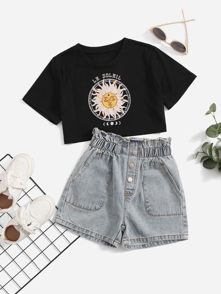 Meninas sol e letras t-shirt e saco de papel cintura denim shorts ela