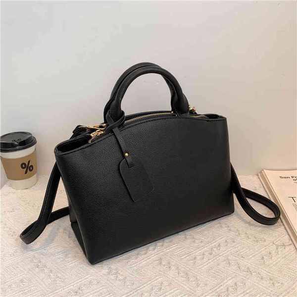 

2022 new fashion women's simple princess crossbody bag versatile one shoulder handbag luxury designer