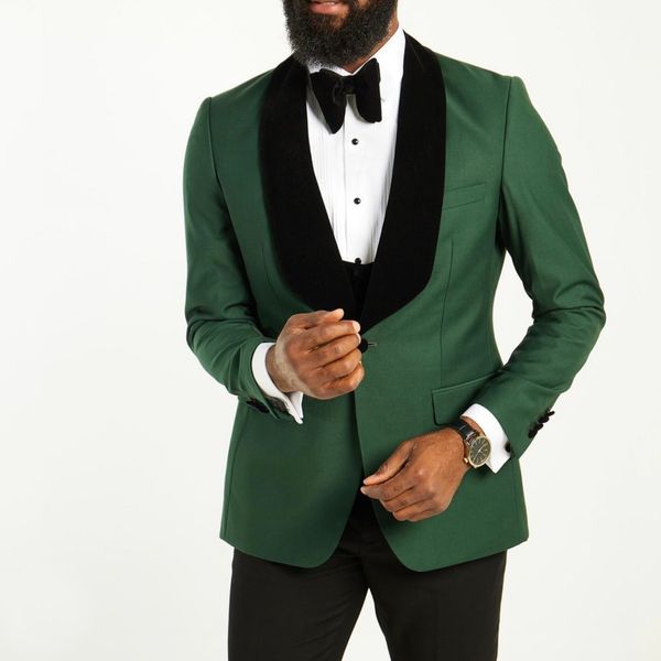 Nuovo design Green Groom Wear Smoking da sposa Colletto in velluto Abiti da uomo Sposo Abbigliamento da lavoro Pom Party (giacca + pantaloni + papillon)