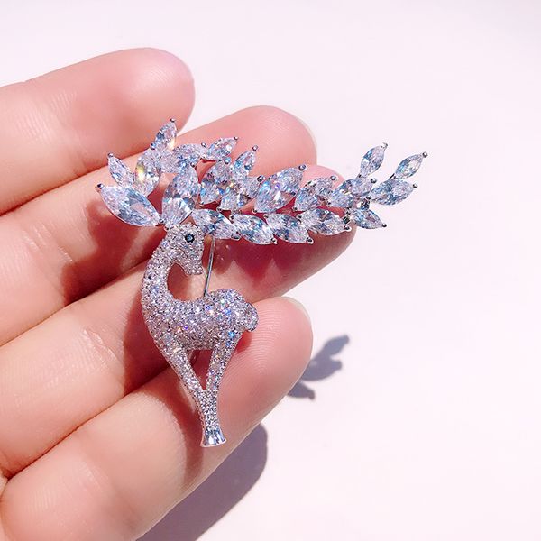 Tasarımcı Erkekler Broş Kadın Lady Gümüş Pins Suit Kadın Moda Geyik Korsage Için Broşlar 3A Zirkon Vintage Zarif Lüks Elbise Kore Tarzı Pin Eşarp Toka