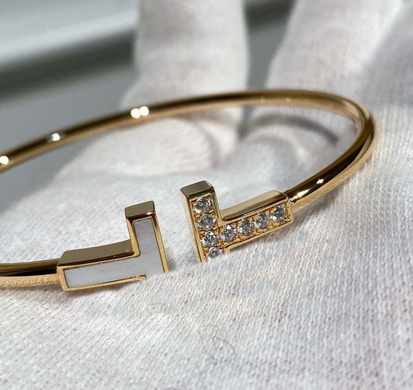 

luxury quality charm bangle v gold material opened bracelet with diamond and shell for women wedding jewelry gift have box stamp ps4000, Black