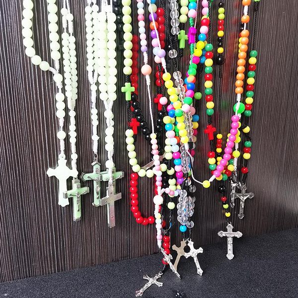 Collane con ciondolo 5 Pz/lotto Casuale Religioso Cristiano Plastica Rotonda Perline Colorate Rosario Maria Gesù Lega Croce Accessorio Collana Chiesa P