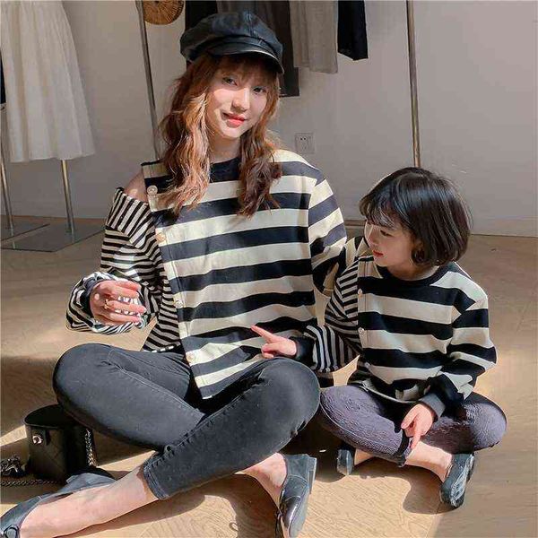 Autunno mamma e figlia moda a righe pullover con chiusura a perla famiglia abbinata top in cotone AA220326