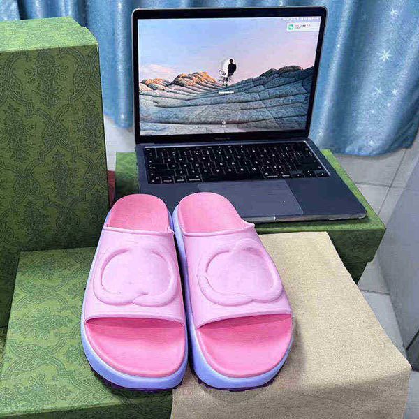 

women wear out 2022 summer new thick soled high fashion beach flat slippers, Black