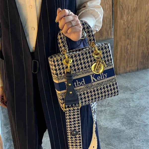 

hong kong niche leather women's versatile fashion magnetic buckle light women's single shoulder bag factory store online