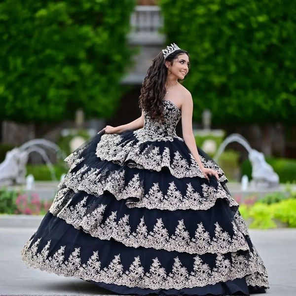 Novos vestidos de quinceanera em camada preta para o México Sweet 16 Girl Apliques Sweetheart Corset Princess Ball vestido Vestido de 15 Anos Quinceanera 2022