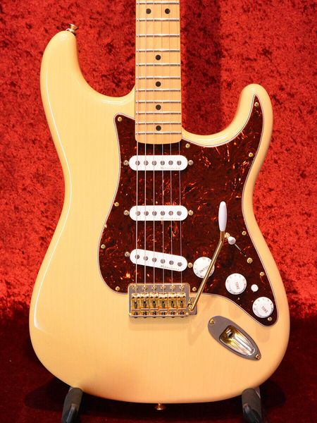 

deluxe players st electric guitar same of the pictures