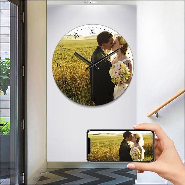 Relógio PO personalizado Vidro temperado redondo digital amantes da família silenciosos presentes de presentes de parede de luxo para casa de luxo 220615