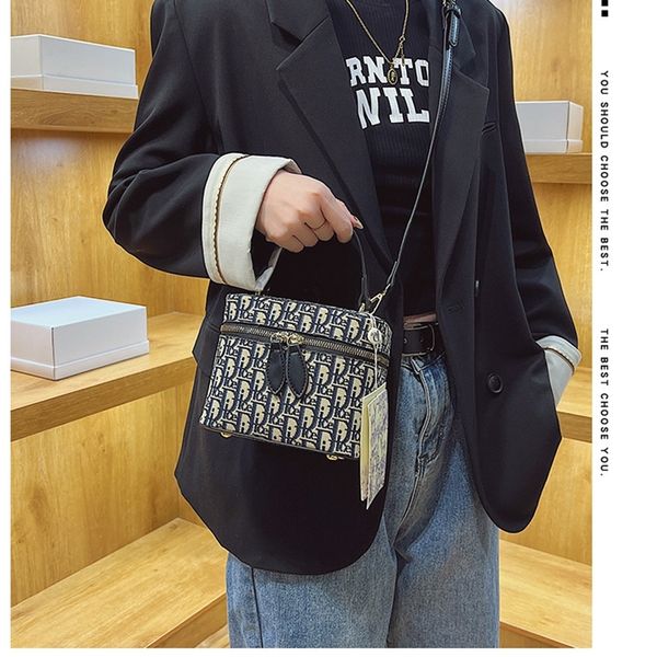 

2022 new embroidery fashion single shoulder messenger bag fashion square women's bag 70% off factory online