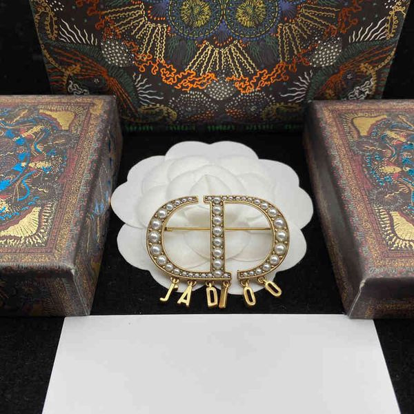 

factory outlet letter brass brooch female pearl inlaid fashion versatile bra, Gray