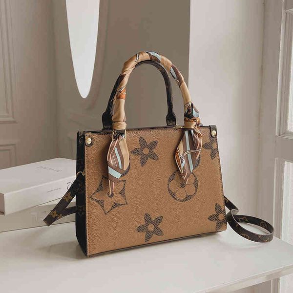 

2022 factory wholesale new female fashion simple old flower silk scarf portable single shoulder bag fashion texture messenger small square b
