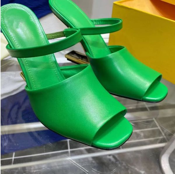 Metal Mektup Topuk 8 cm Sandalet Moda kadın Geniş Bant Deri Alt Terlik Lüks Tasarımcı Ayakkabı Parti Teslim Kutusu Boyutu 35-42