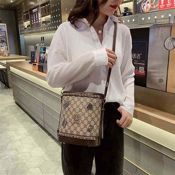 

simple and versatile bucket badge printed single shoulder diagonal span chain bag 75% purses stores sale