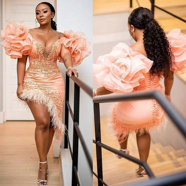 Aso Ebi Feather Asymmetrische kurze Cocktailkleider Rüschenärmel Perlen Perlen Damen Modernes Abschlussball-Partykleid Sexy tiefer V-Ausschnitt Etuikleid für besondere Anlässe 2022