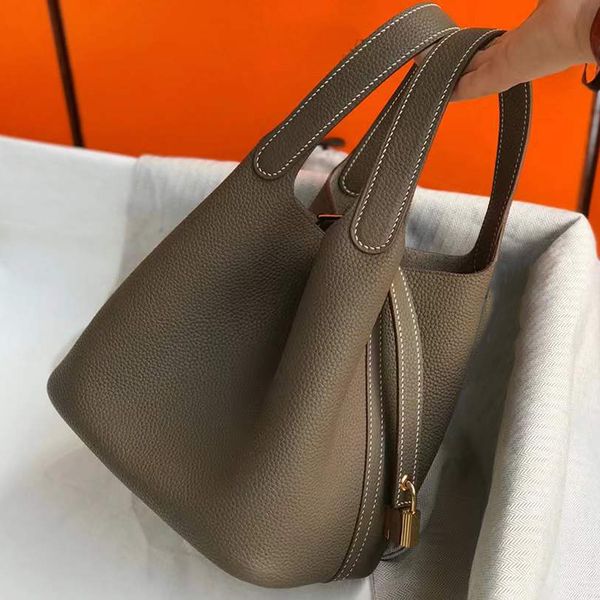 

2022 new luxury mother and child vegetable basket fashion leather bag layer bucket female handbag, Red;black
