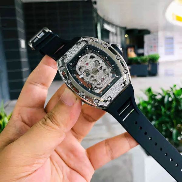 Business Leisure Mens Richa Milles Automatische mechanische Uhr ausgehöhlten Schädel mit Diamant überall auf dem Sky Star Persönlichkeit Mode