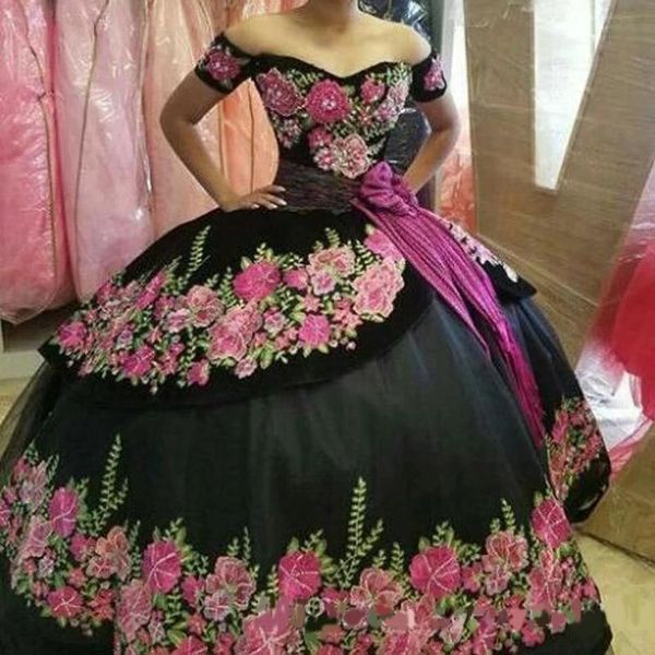 2024 Siyah Quinceanera Elbiseler Aplike Kabarık Etek Tatlı 16 Elbise Uzun Vestidos De 15 Balo Elbise Balo Elbise