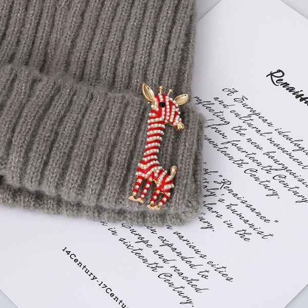 

women full pearl giraffe shape brooch pin europe alloy zircon red animal collar lapel pins cartoon backpack hat coat clothes corsage badges, Gray