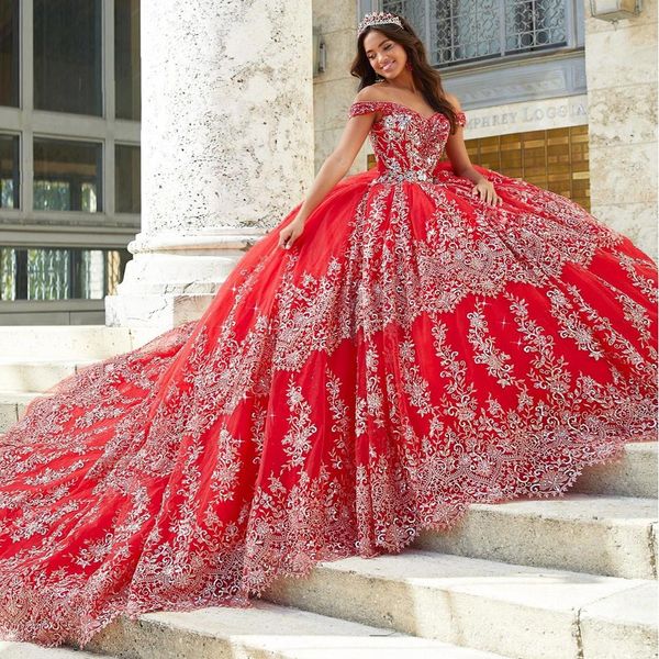 Abito da ballo in pizzo rosso abiti Quinceanera pa e mezzo di abiti da ballo principessa spalla spazzare treno tulle dolce 15 abito mascherato 415