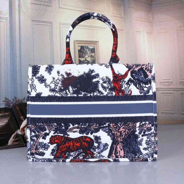 

2022 new designer handbags geometry animal canvas embroidery hand