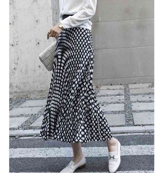 

skirts th theorist pure yuan elegant temperament commuting spring and summer high waist aword black white latte pleated skirt