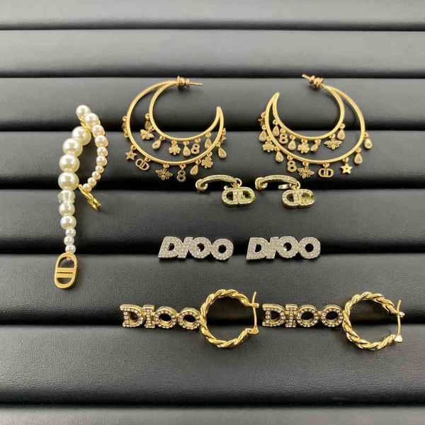 

d family new letter diamond inlaid bee pearl variety of red same 2022 luxury brand fashion design versatile ladies jewelry stud earrings, Golden;silver