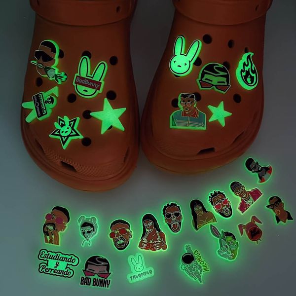 Incandescente nella borsa da notte Decora Popolare Bad Bunny Croc Shoe Charm Glow in Dark Soft PVC Buckle Decorazioni Charms per bambini Scarpe firmate Assortiti