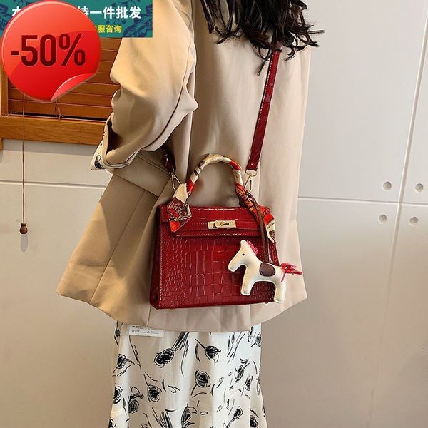 

the factory directly red bridal wedding female 2022 new hand fashion wedding large capacity princs diana bag