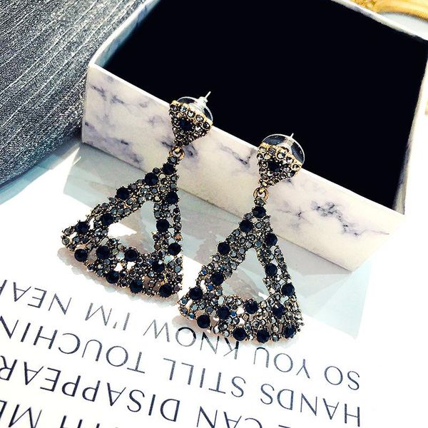 Dangle Avize Vintage Siyah Kristal Damla Küpe Kadınlar Için Içi Boş Üçgen Küpe Bildirimi Moda düğün takısı GiftDangle