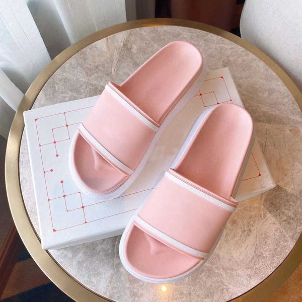 

2021 women fashion luxurys designers slippers platform trainers sandals foam runner slides versatile white non slip summer slipper beach, Black