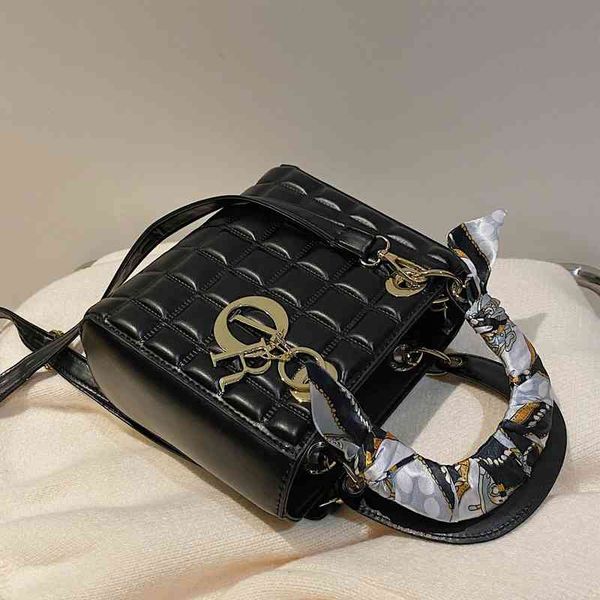 

baroness spring summer texture hand female 2022 new french fashion messenger foreign style one shoulder princess bag luxury designer