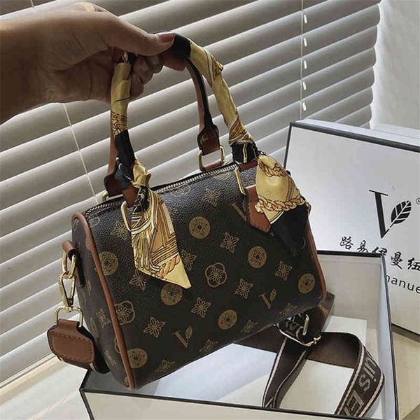 

old flower pillow bag female 2022 new winter foreign style fashion portable large capacity boston one shoulder messenger bag 70% off outlet