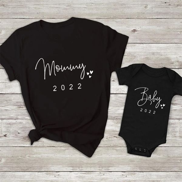 Família engraçada do bebê mamãe papai combinando roupas simples anúncio de gravidez Família look camiseta bebê mãe combinando roupas 220531
