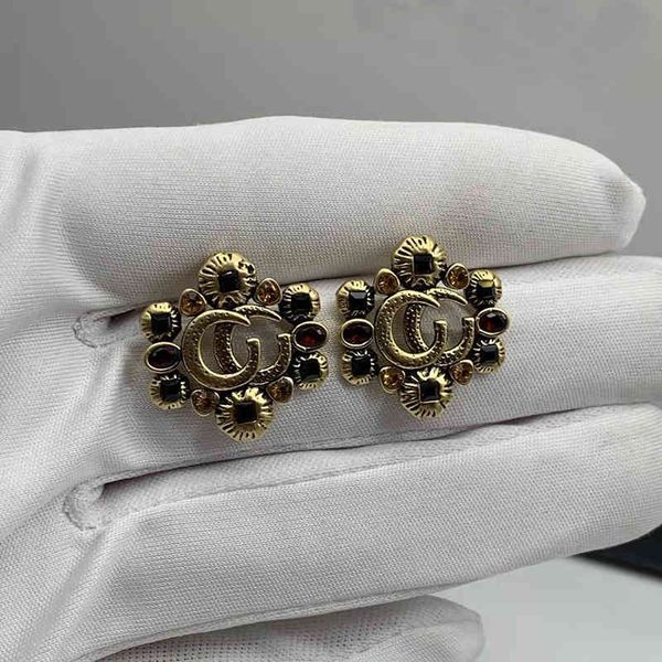 

2022 factory wholesale new small fragrant french round large pearl inlaid diamond medieval earrings hepburn court wind earrings female dx7e, Golden