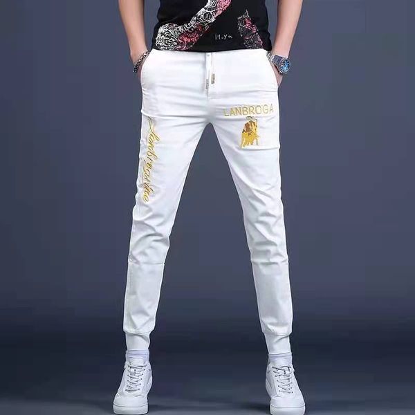 Jeans da uomo bianchi alla moda 2022 Estate Nuovi pantaloni traspiranti Logo del marchio Ricamo Design Hot Diamond Paillettes Jeans Piede piccolo Elastico Slim Lace Up