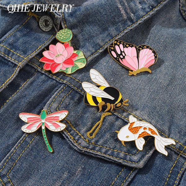 Pins Broschen niedliche Tierpflanze Serie Emaille Schmetterling Fisch Blume Metall Badge Frauen Kinder Bag Hut Klamte Revers Juwely Geschenkpins