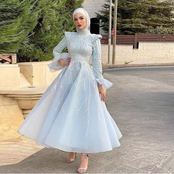 Himmelblaue muslimische Ballkleider mit Stehkragen und langen Ärmeln, mit Perlen verziert, arabische Dubai-Abendparty-Kleider aus Organza, formelle Kleidung