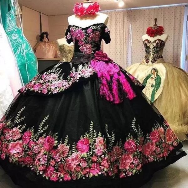 Wunderschöne schwarze florale Quinceanera Kleider von der Schulter -Perlen -Ballkleid -Gurte abgestuftete Applikat Rüschen Festzug formelles Kleid Süße 16 Geburtstagsfeier Abschlussball Abschlussball