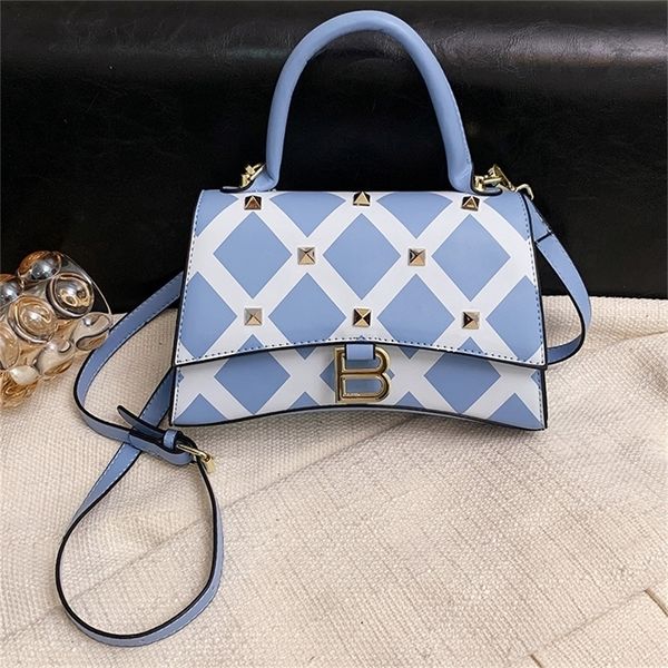 

rivet hand female fashion simple rhombic single texture fashion messenger small square design purses online