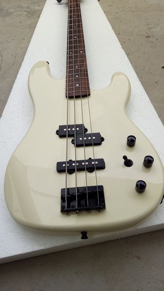 Cender 4 Strings creme branco Duff McKagan Precision Bass Guitar Skull Placa de pescoço, hardware preto Headstock