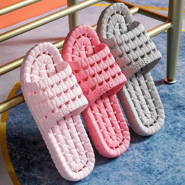 Slippers Hole com vazamento Banheiro sola banheira de banho sandálias de verão internas homens homens casais sapatos anti-deslizamentos slides houseslippers