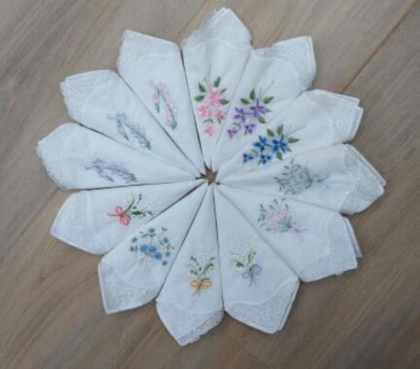 Heimtextilien Set mit 12 Damen-Taschentüchern aus weißem Baumwollstoff, Hochzeits-Taschentüchern, Einstecktücher mit Muschelkanten, bestickt mit Blumenmuster, 30,5 x 30,5 cm Länge