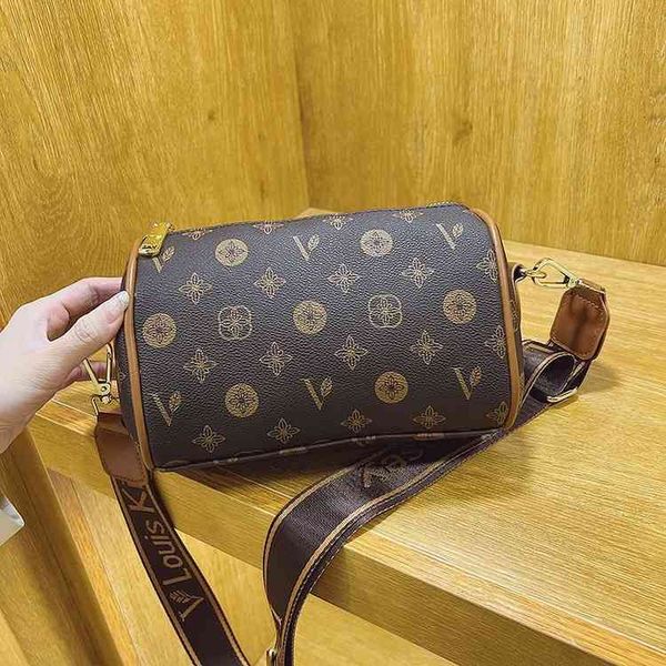 

2022 factory wholesale new this year's high fashion messenger bag